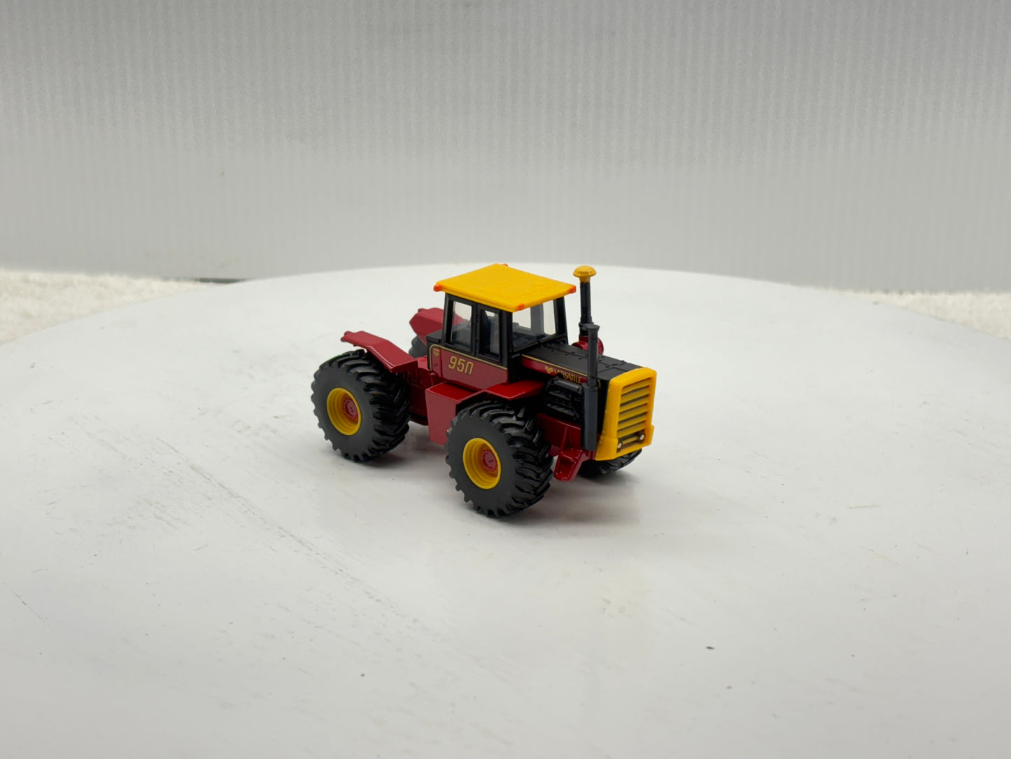 1/64 Versatile 950 Toy Farmer