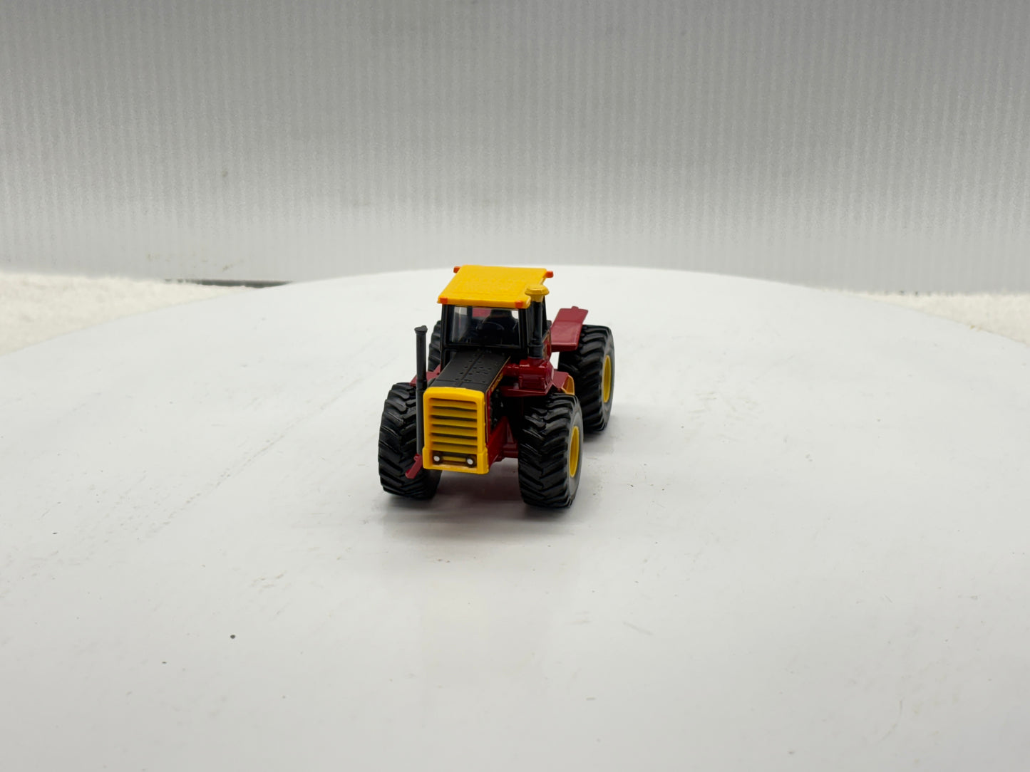 1/64 Versatile 950 Toy Farmer