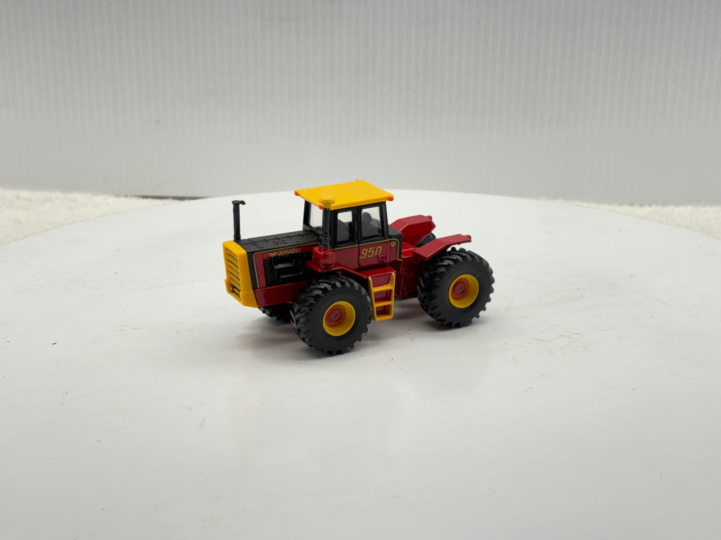 1/64 Versatile 950 Toy Farmer