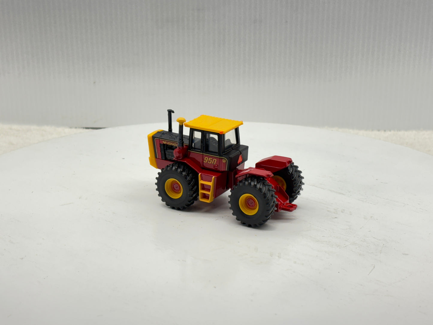 1/64 Versatile 950 Toy Farmer