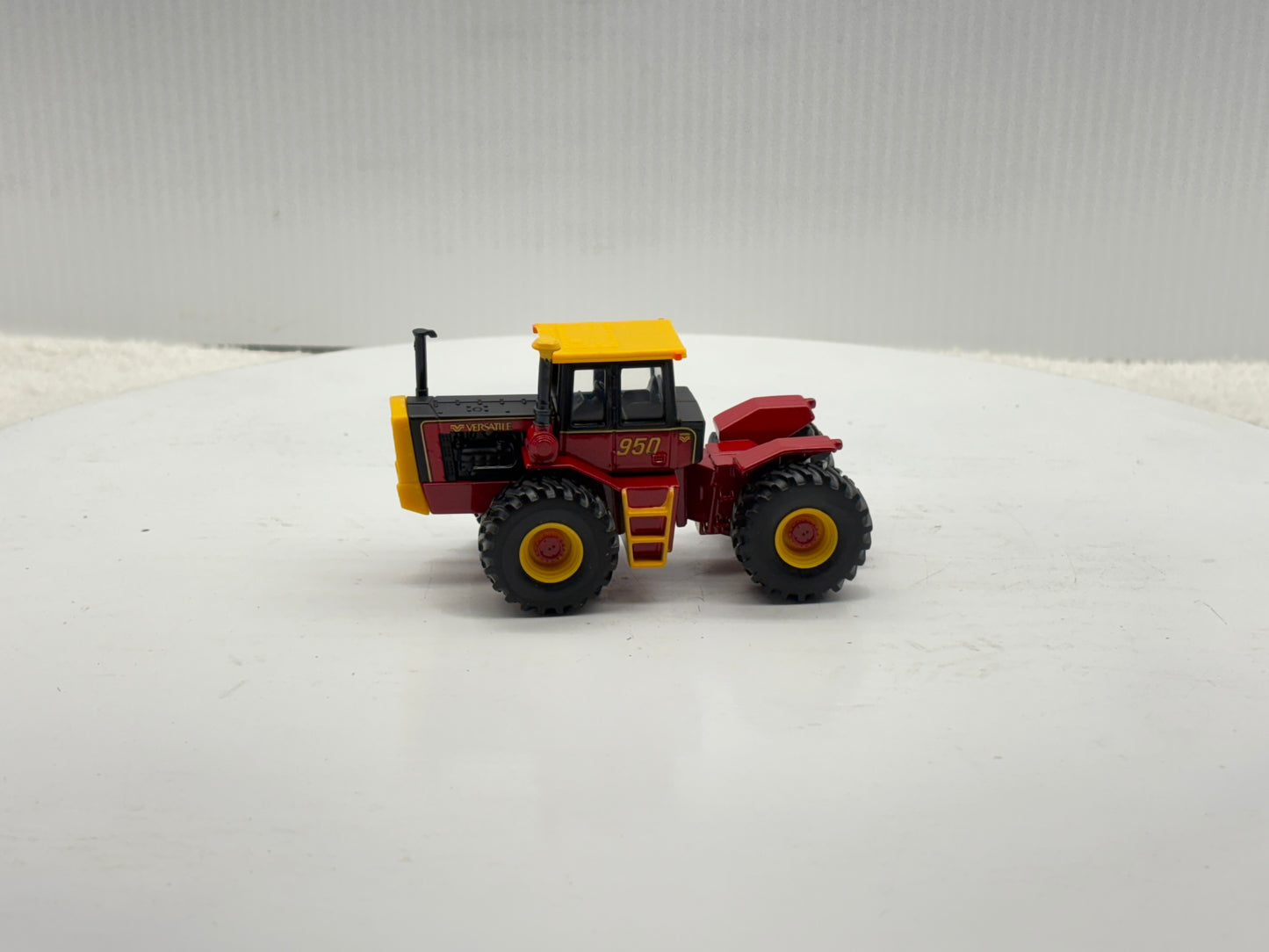 1/64 Versatile 950 Toy Farmer