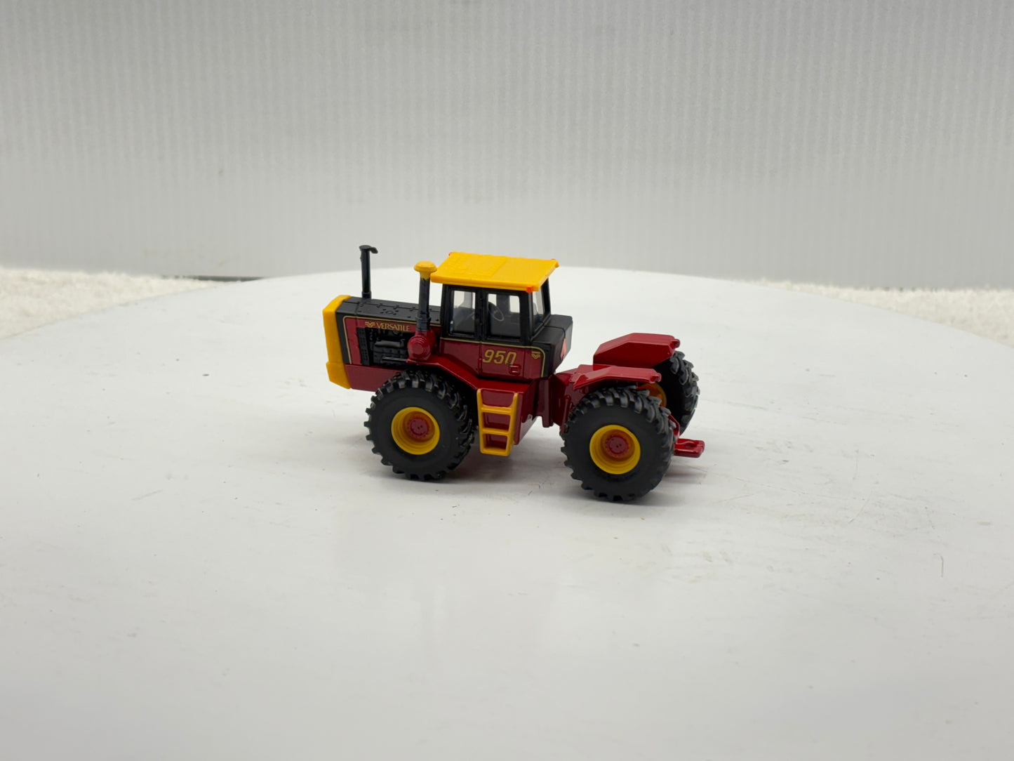 1/64 Versatile 950 Toy Farmer