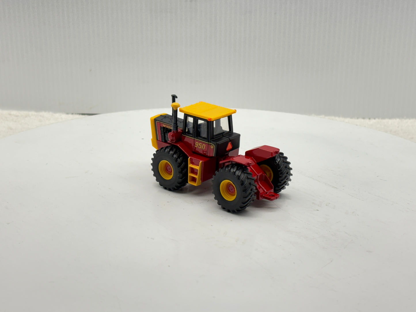 1/64 Versatile 950 Toy Farmer