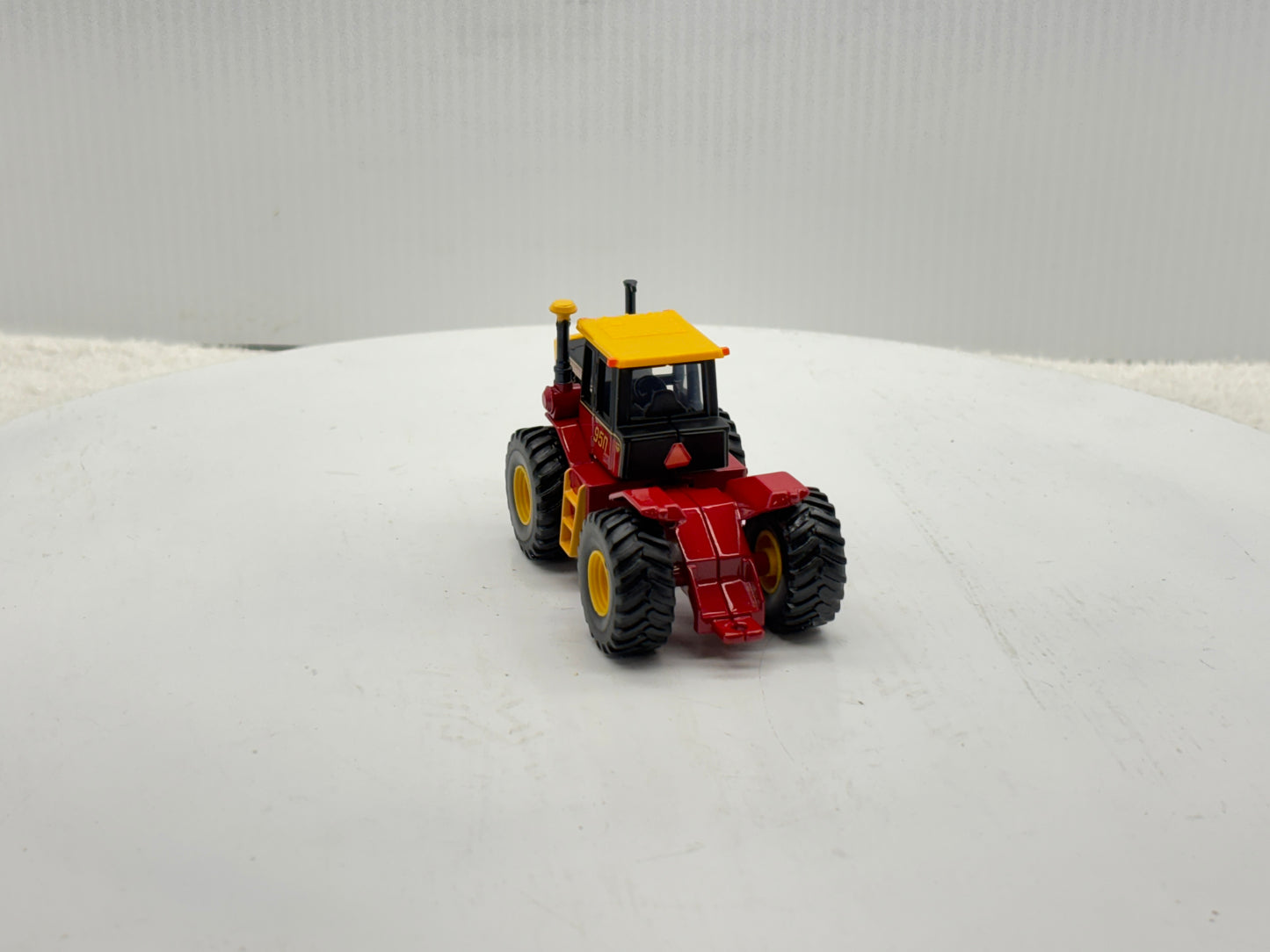 1/64 Versatile 950 Toy Farmer