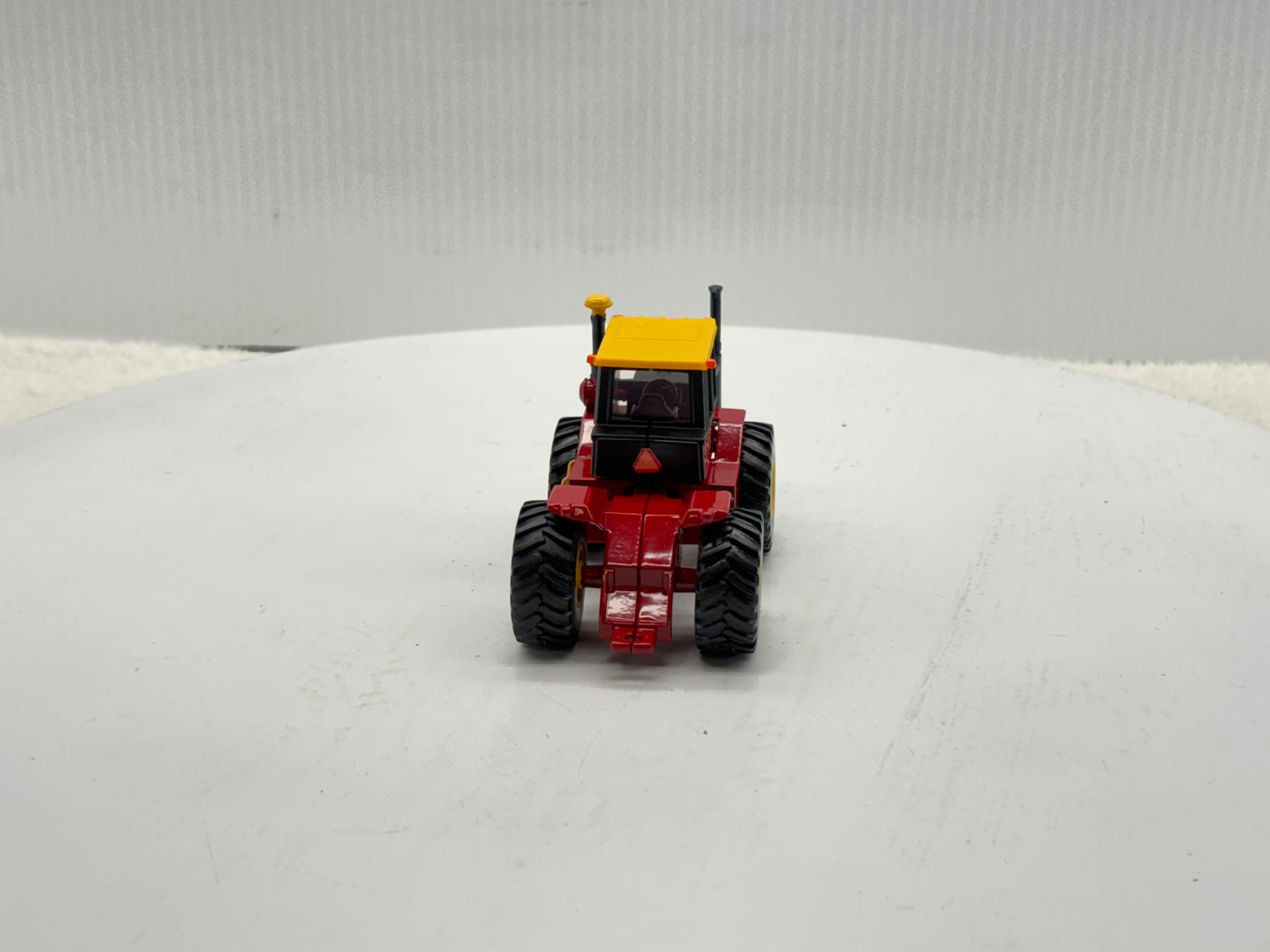 1/64 Versatile 950 Toy Farmer