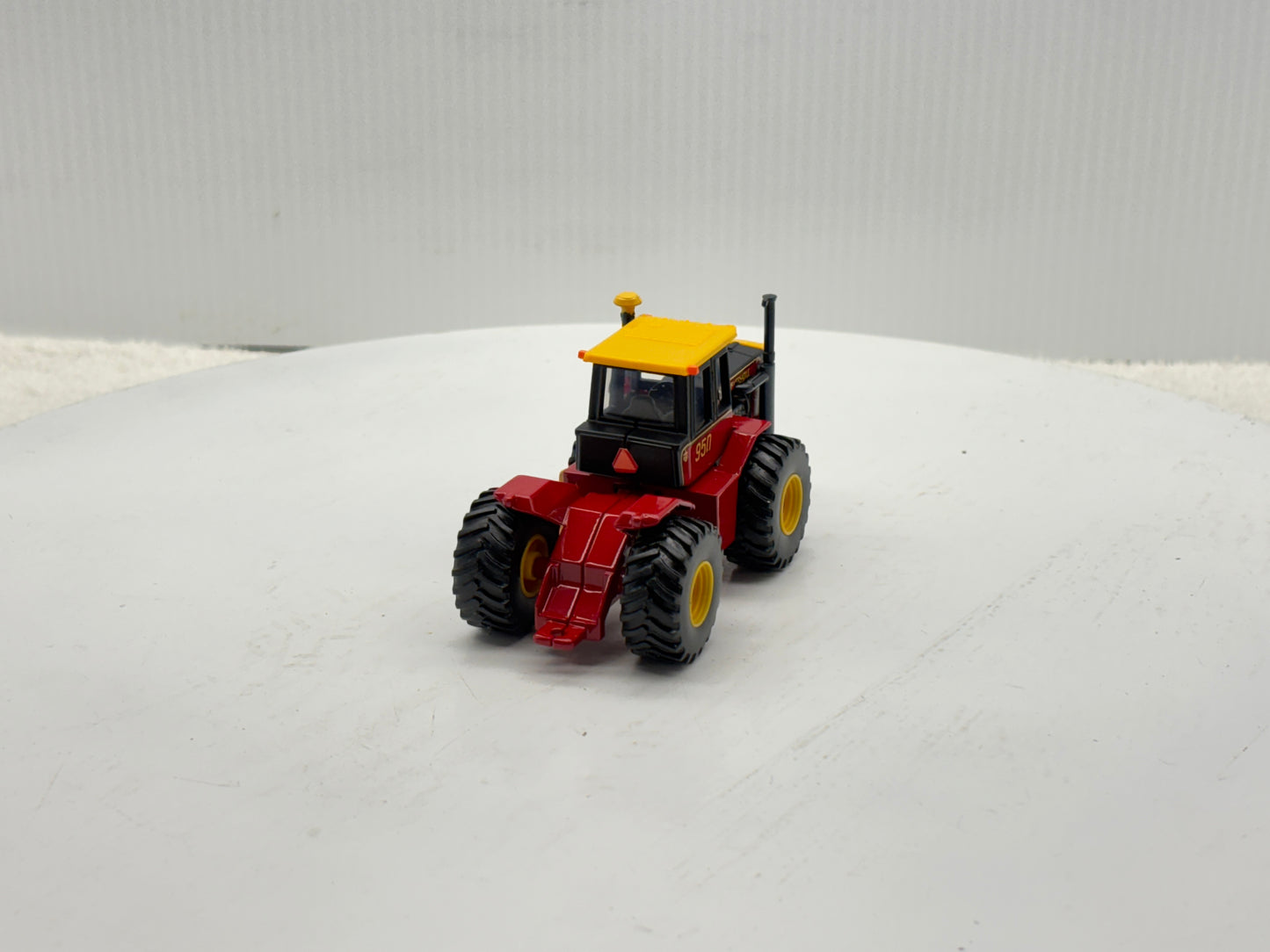 1/64 Versatile 950 Toy Farmer