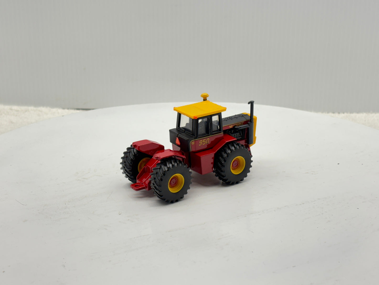 1/64 Versatile 950 Toy Farmer