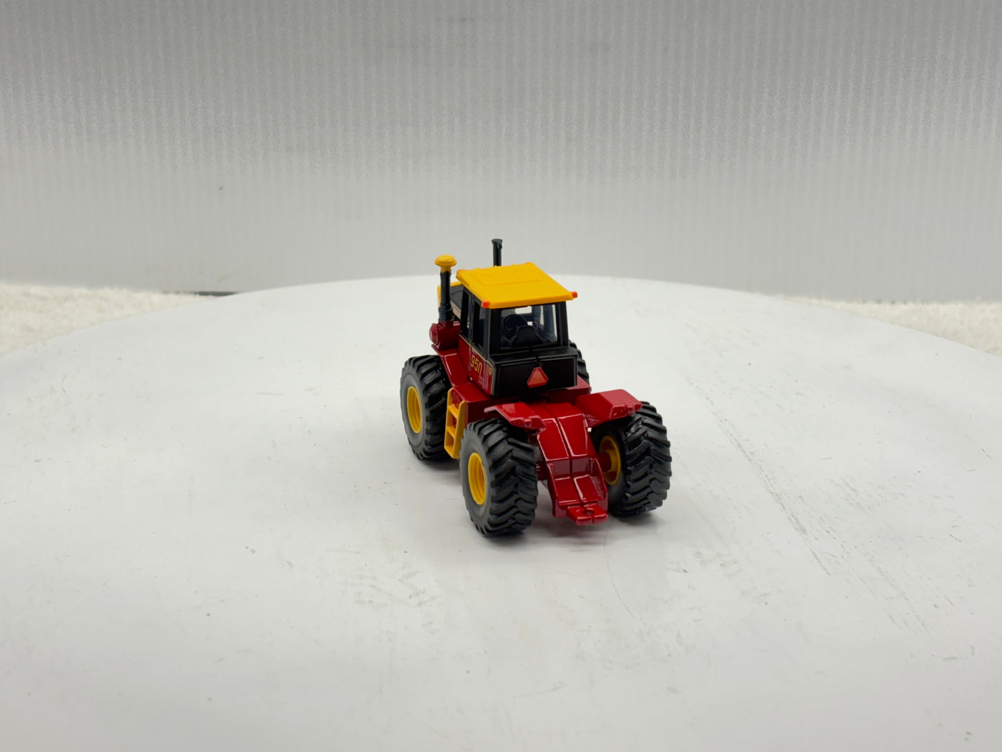 1/64 Versatile 950 Toy Farmer
