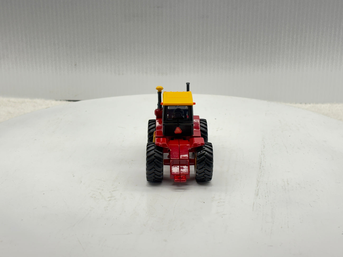 1/64 Versatile 950 Toy Farmer