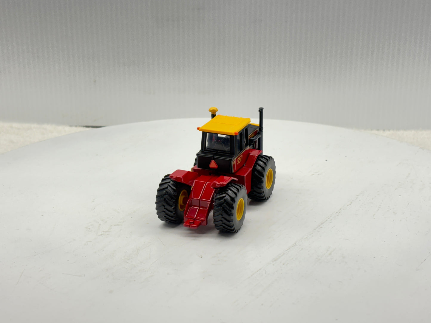1/64 Versatile 950 Toy Farmer
