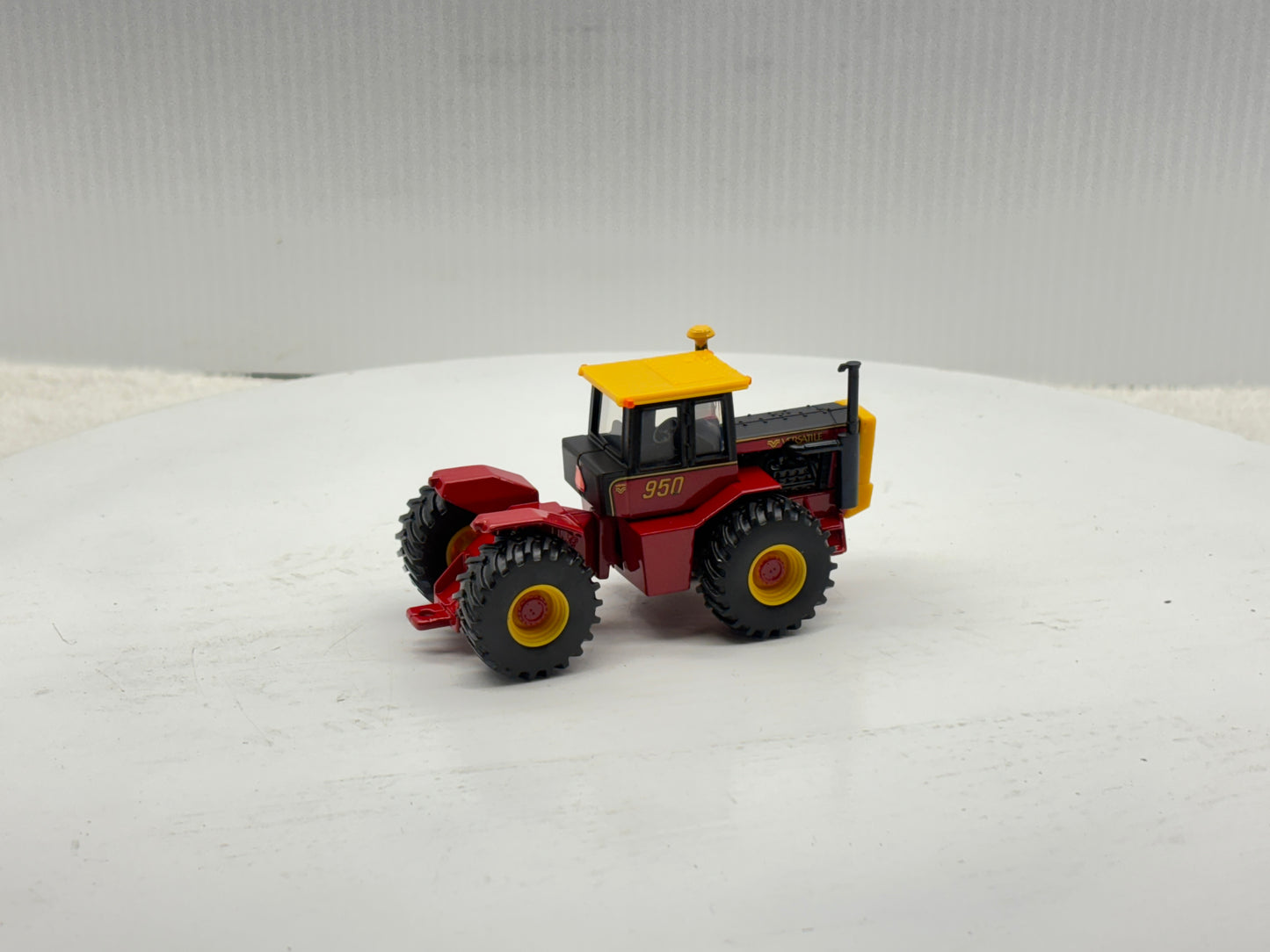 1/64 Versatile 950 Toy Farmer