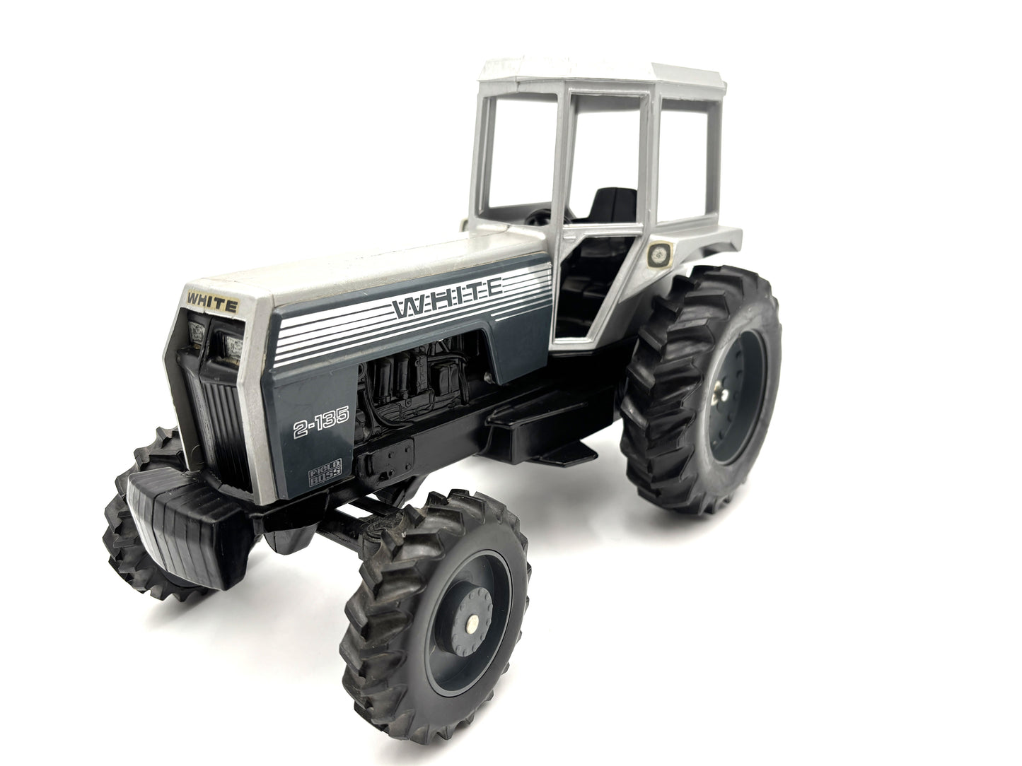 1/16 White 2-135 Field Boss