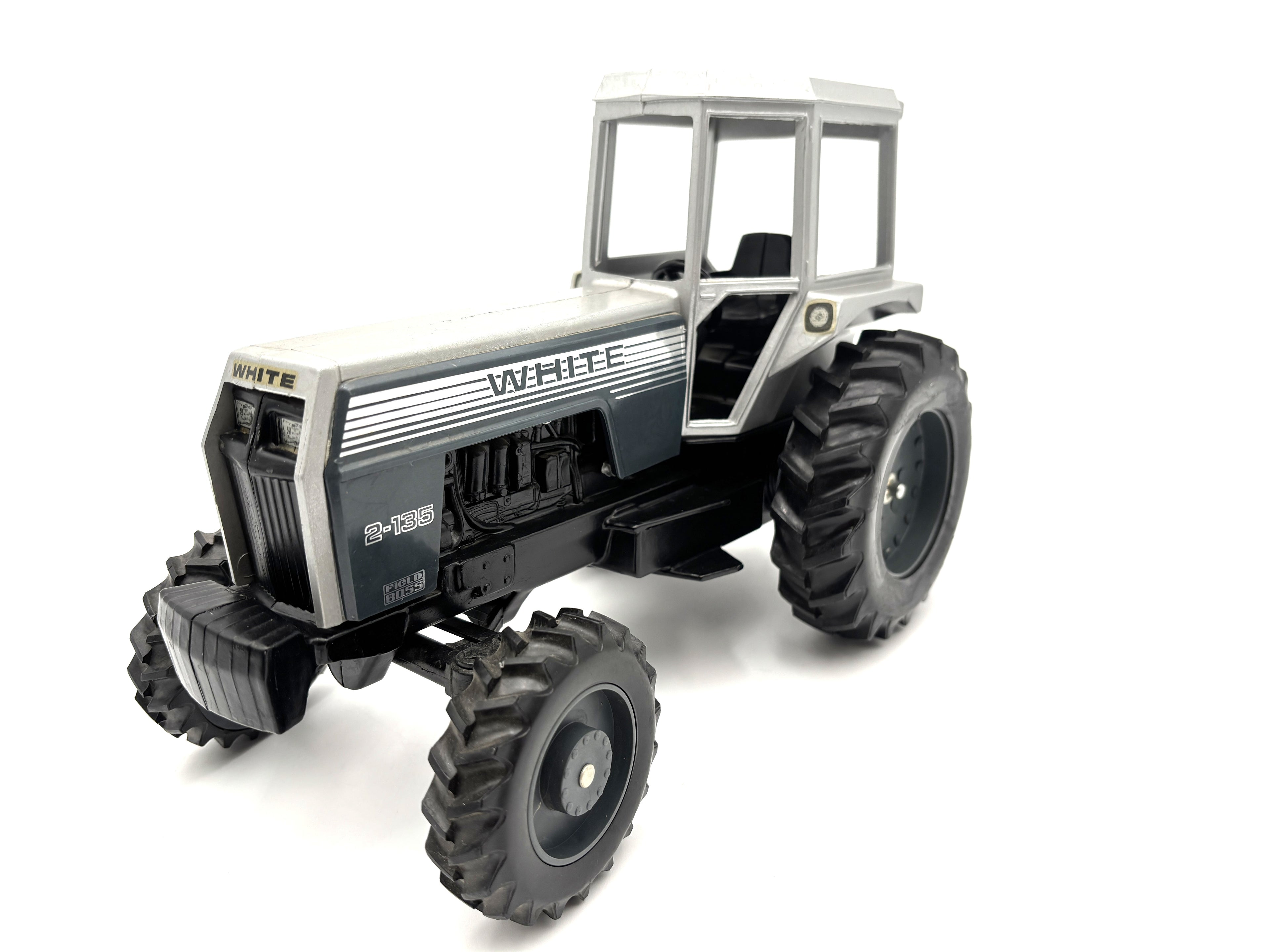 1/16 White 2-135 Field Boss