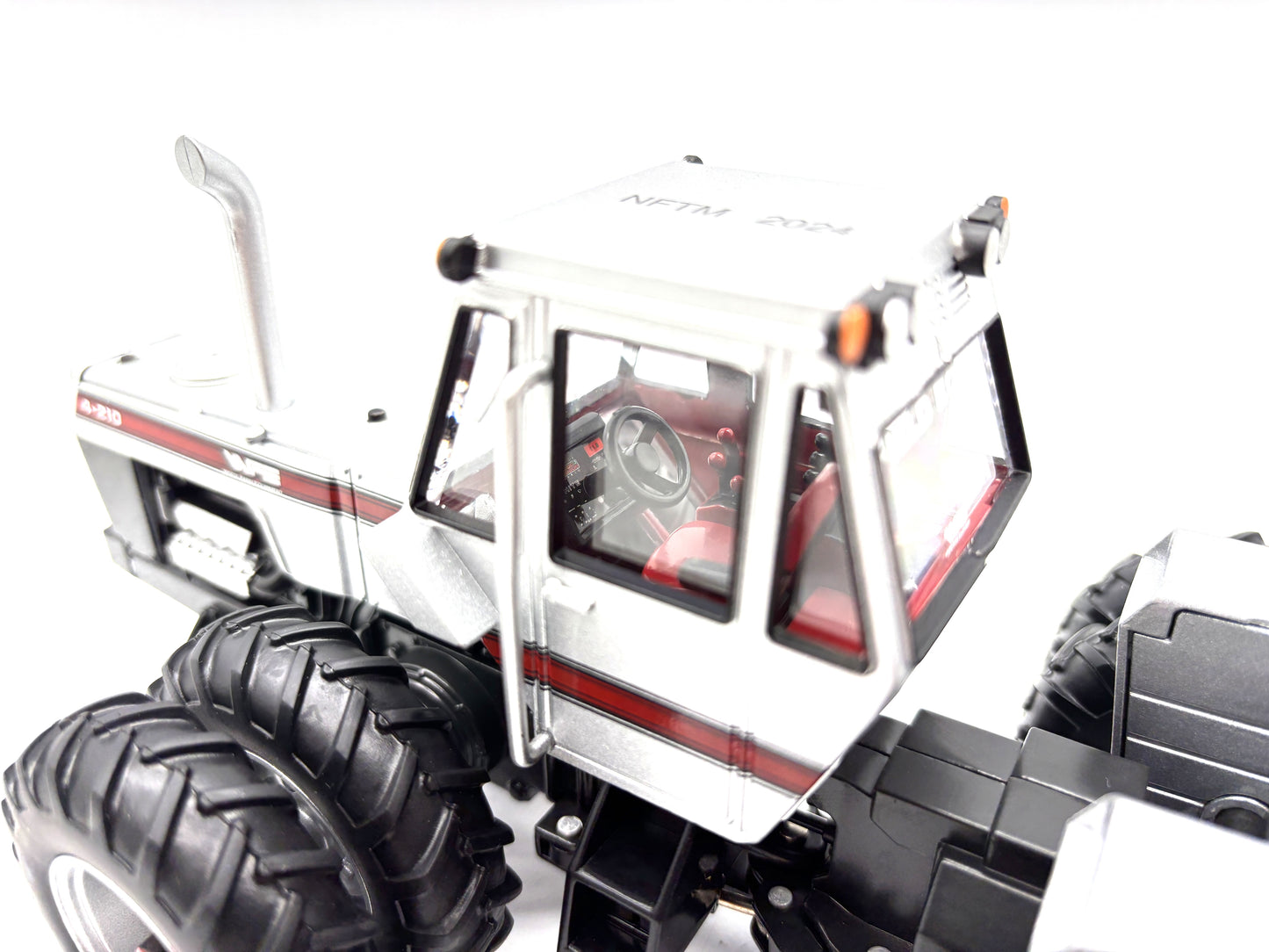 1/32 White 4-250 Red Stripe