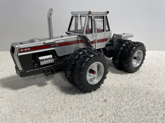 *BRAND NEW* 1/32 WHITE 4-210 NFTM Red Stripe Farm Toy Tractor