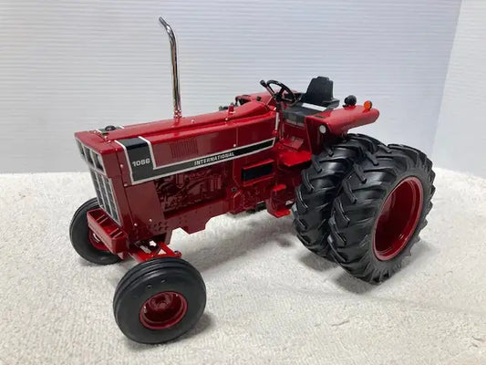 *WOW* 1/16 INTERNATIONAL 1066 Farm Toy Tractor