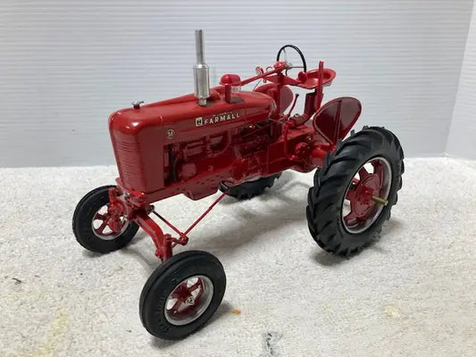 *WOW* 1/16 INTERNATIONAL FARMALL "M" Farm Toy Tractor